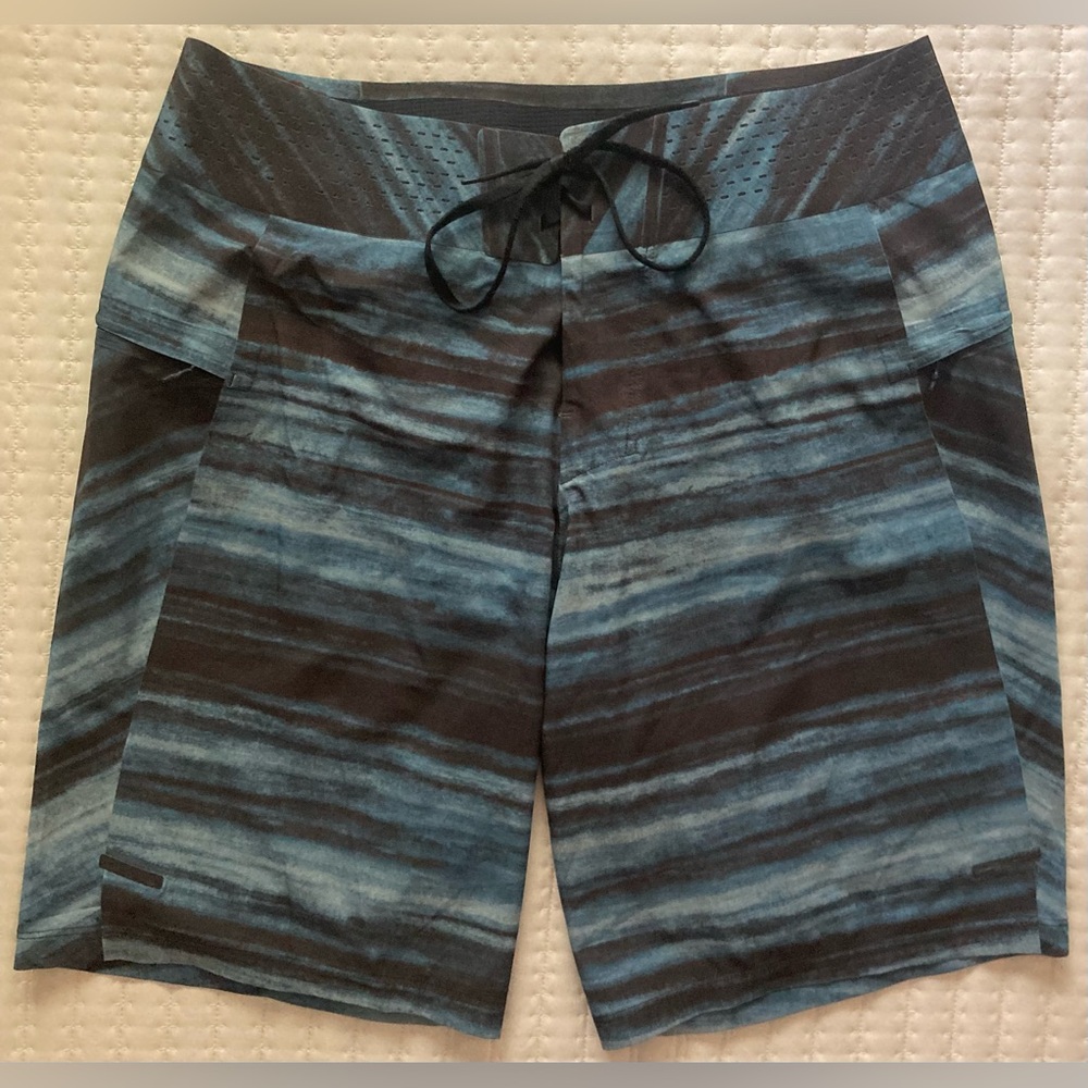Lululemon Boardshorts Men’s 30 Blue Black 9” Athletic Swim Shorts Hybrids Gym